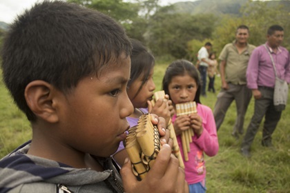 Christliches Kind aus dem indigenen Stamm der Nasa in Kolumbien